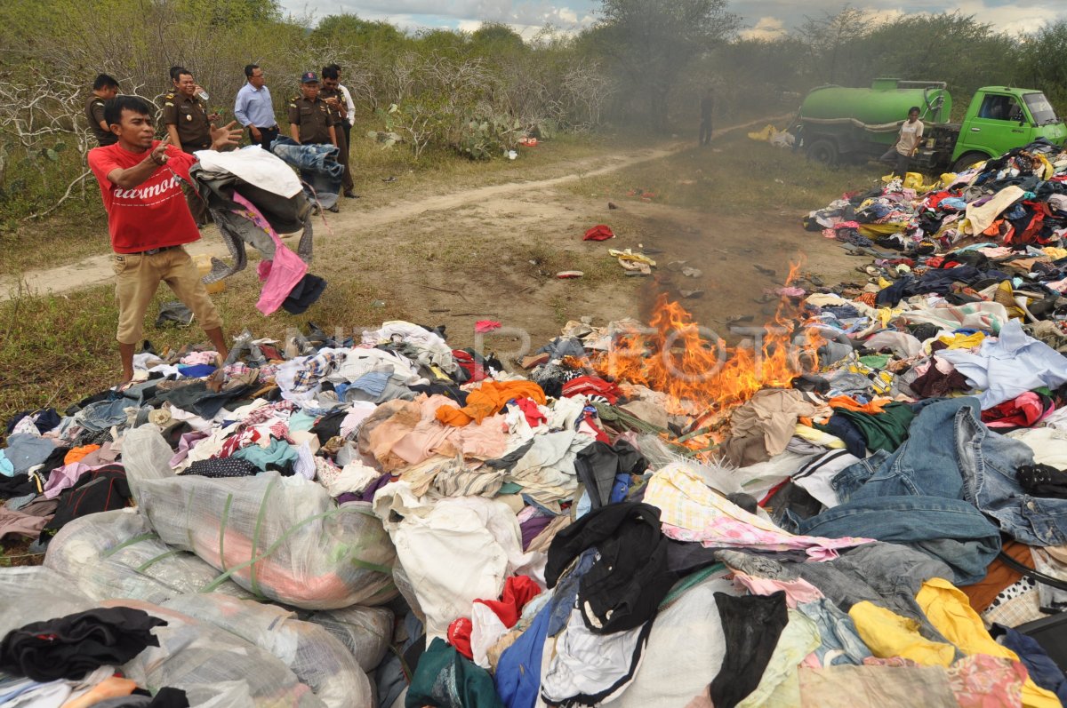 Pemusnahan Pakaian Bekas Impor Ilegal Antara Foto