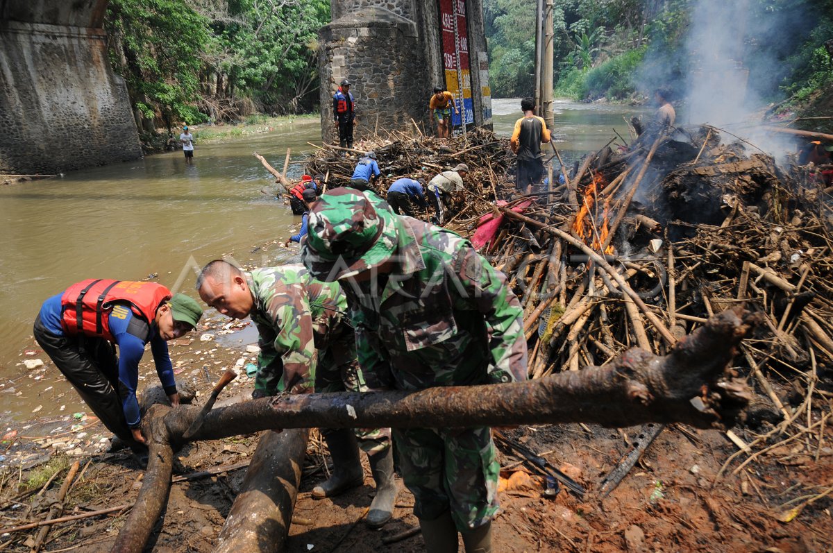 Pembersihan Sampah Sungai Ciliwung Antara Foto