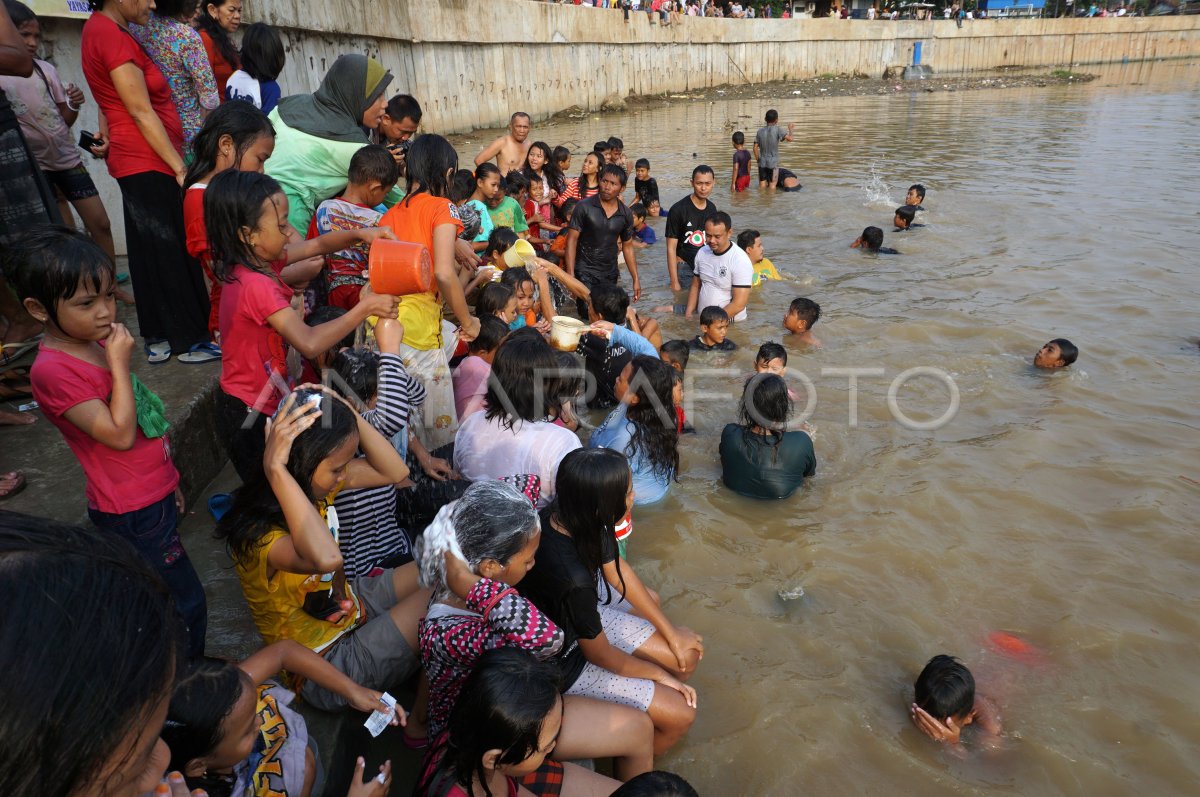 Tradisi Keramasan Di Sungai Cisadane Antara Foto