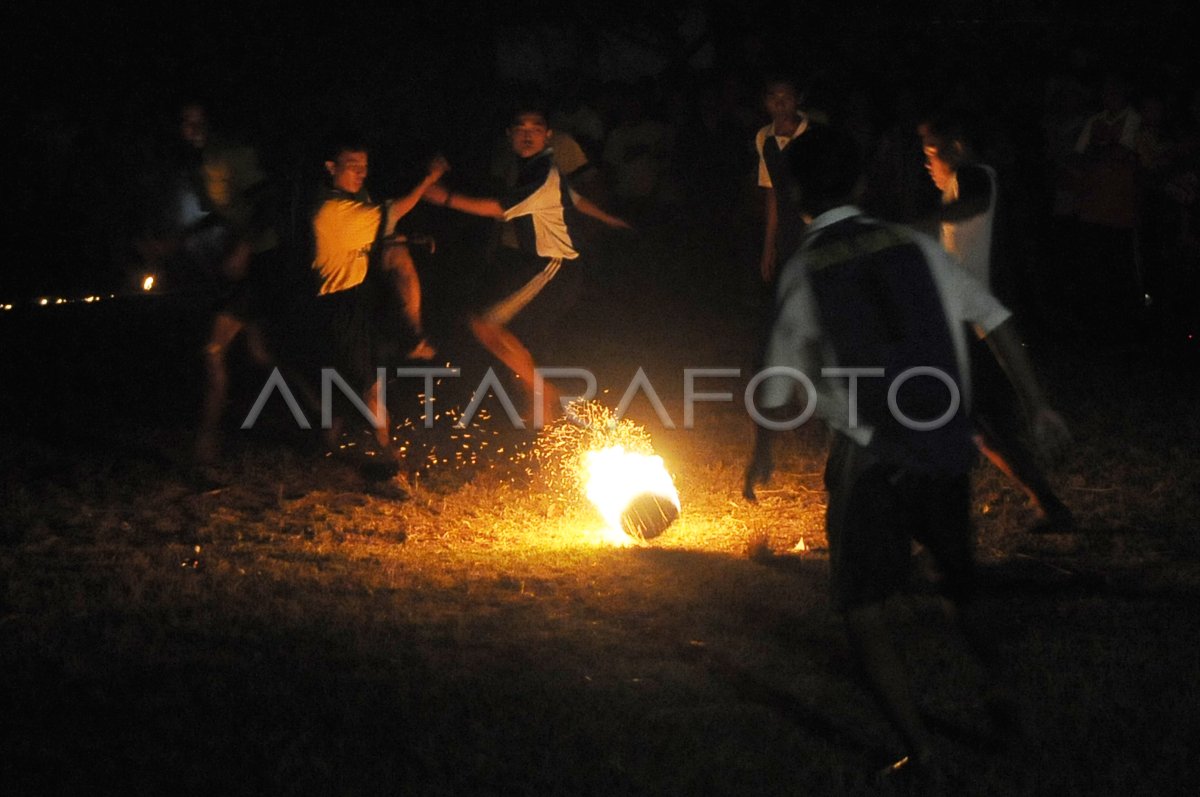 TRADISI SEPAK BOLA API ANTARA Foto