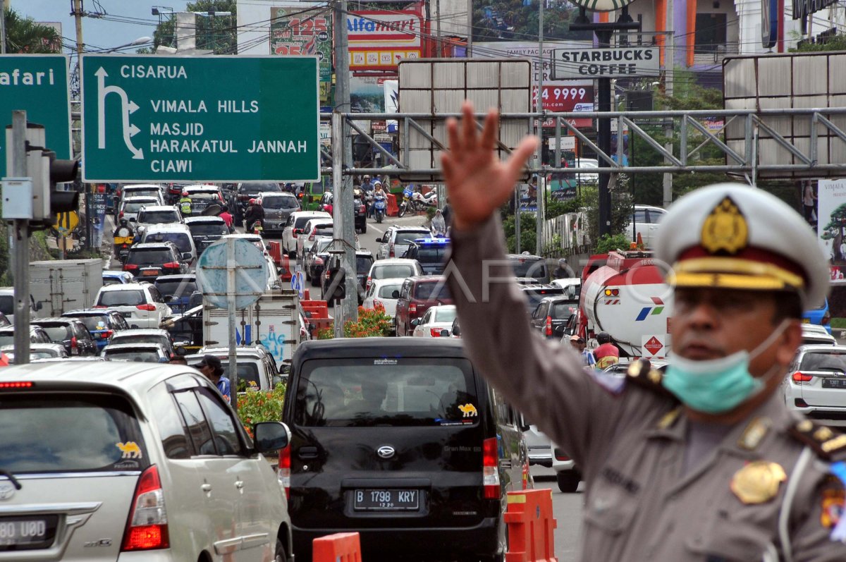 KEMACETAN JALUR PUNCAK ANTARA Foto