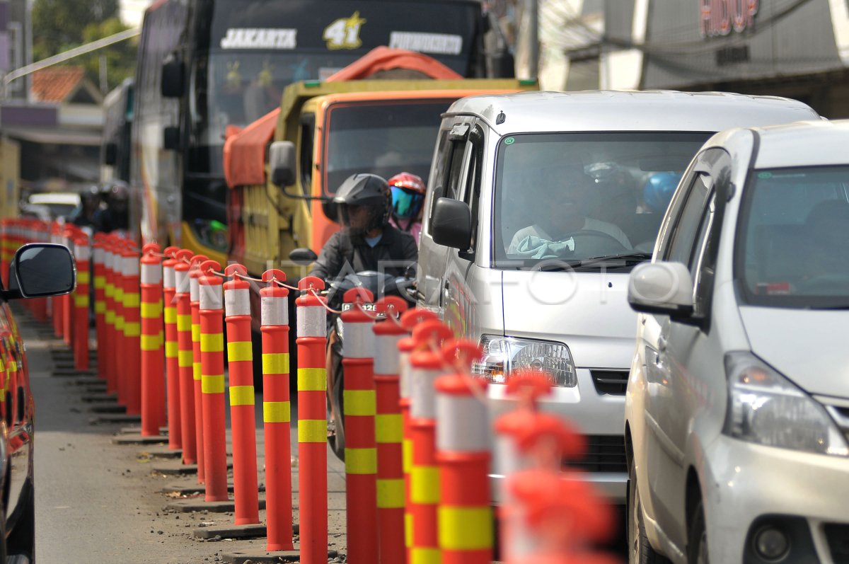 Jalur Tengah Ramai Lancar Antara Foto