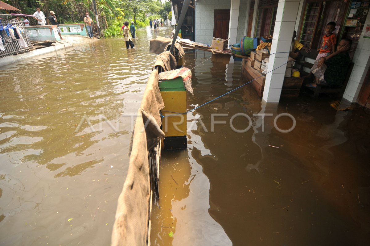 BANJIR LUAPAN SUNGAI KALIGANGSA ANTARA Foto