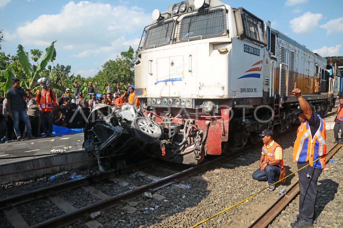 Kecelakaan Kereta Argo Bromo Anggrek Antara Foto