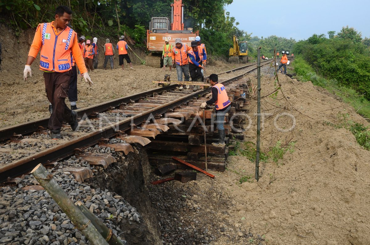 Longsor Jalur Kereta Api Antara Foto