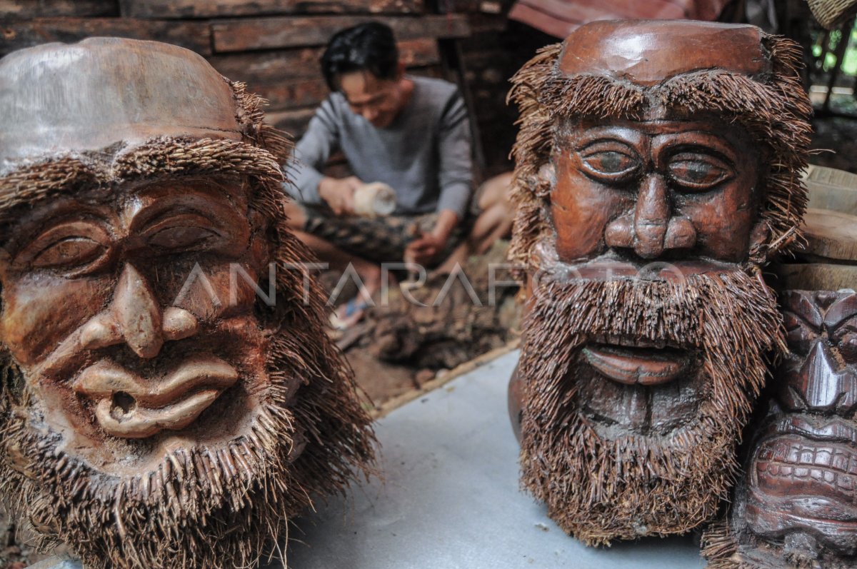 PRODUKSI KERAJINAN AKAR BAMBU ANTARA Foto