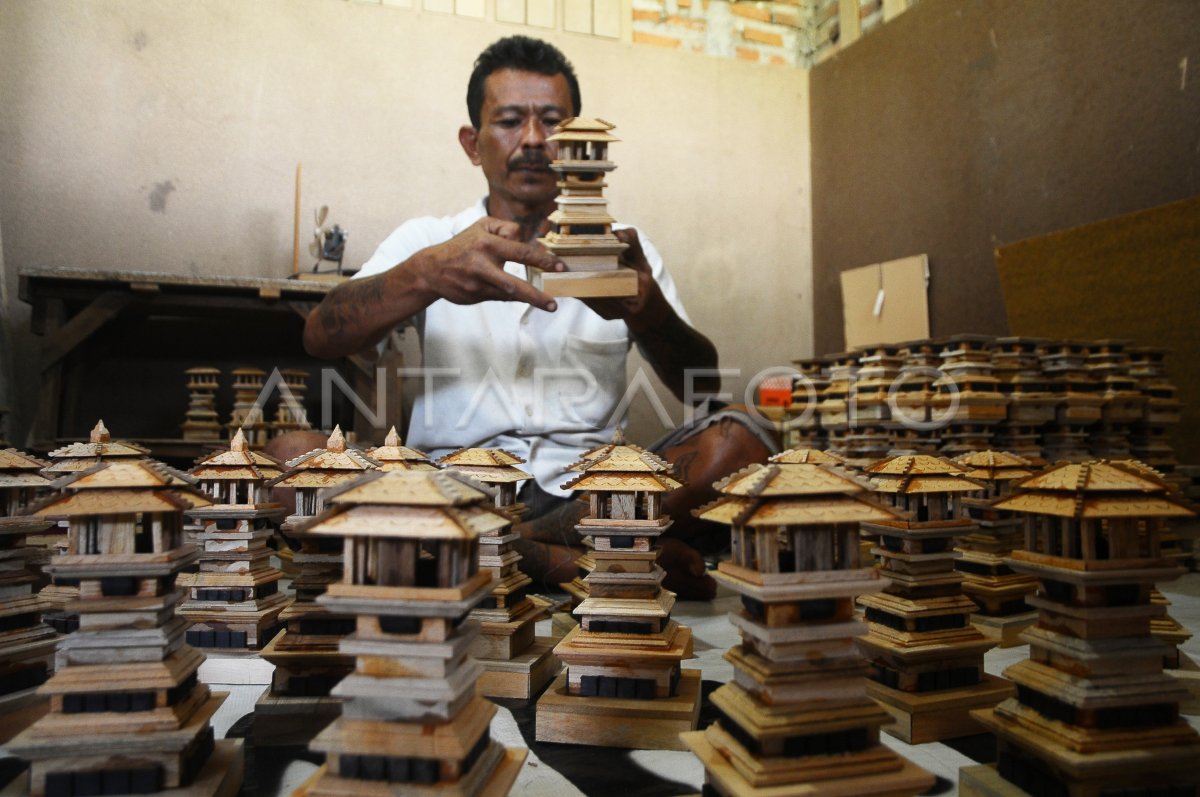 Kerajinan Miniatur Menara Kudus Antara Foto