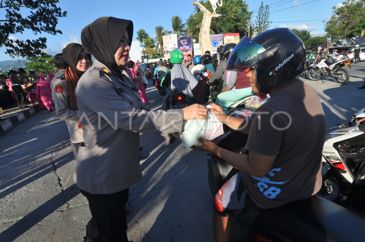 POLISI BERBAGI TAKJIL ANTARA Foto