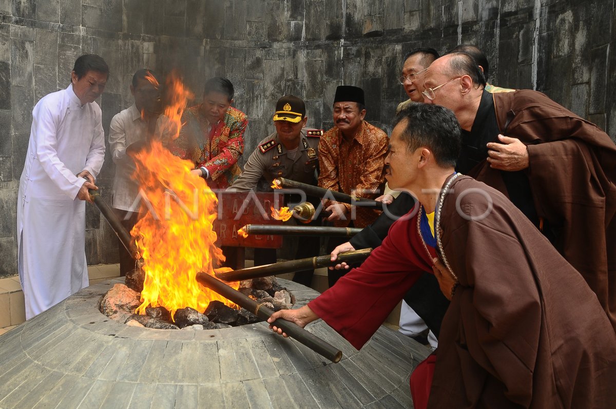 PENGAMBILAN API DHAMMA WAISAK ANTARA Foto