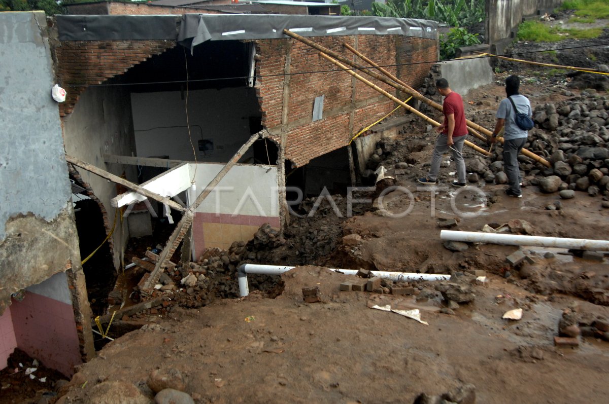 Tembok Pembatas Makam Sultan Hasanuddin Roboh Antara Foto