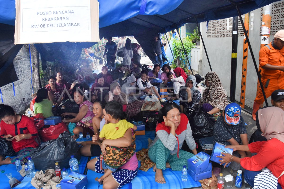 PENGUNGSI KORBAN KEBAKARAN JELAMBAR ANTARA Foto