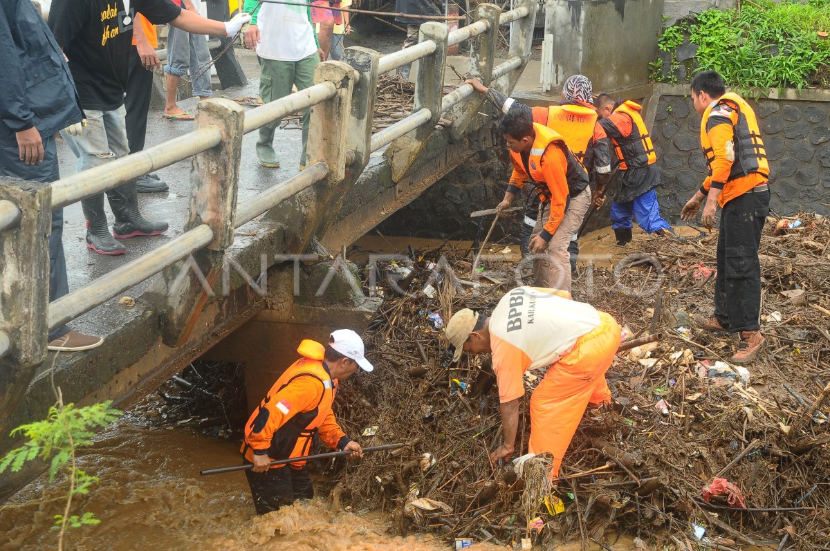 Bersihkan Sampah Sungai Antara Foto