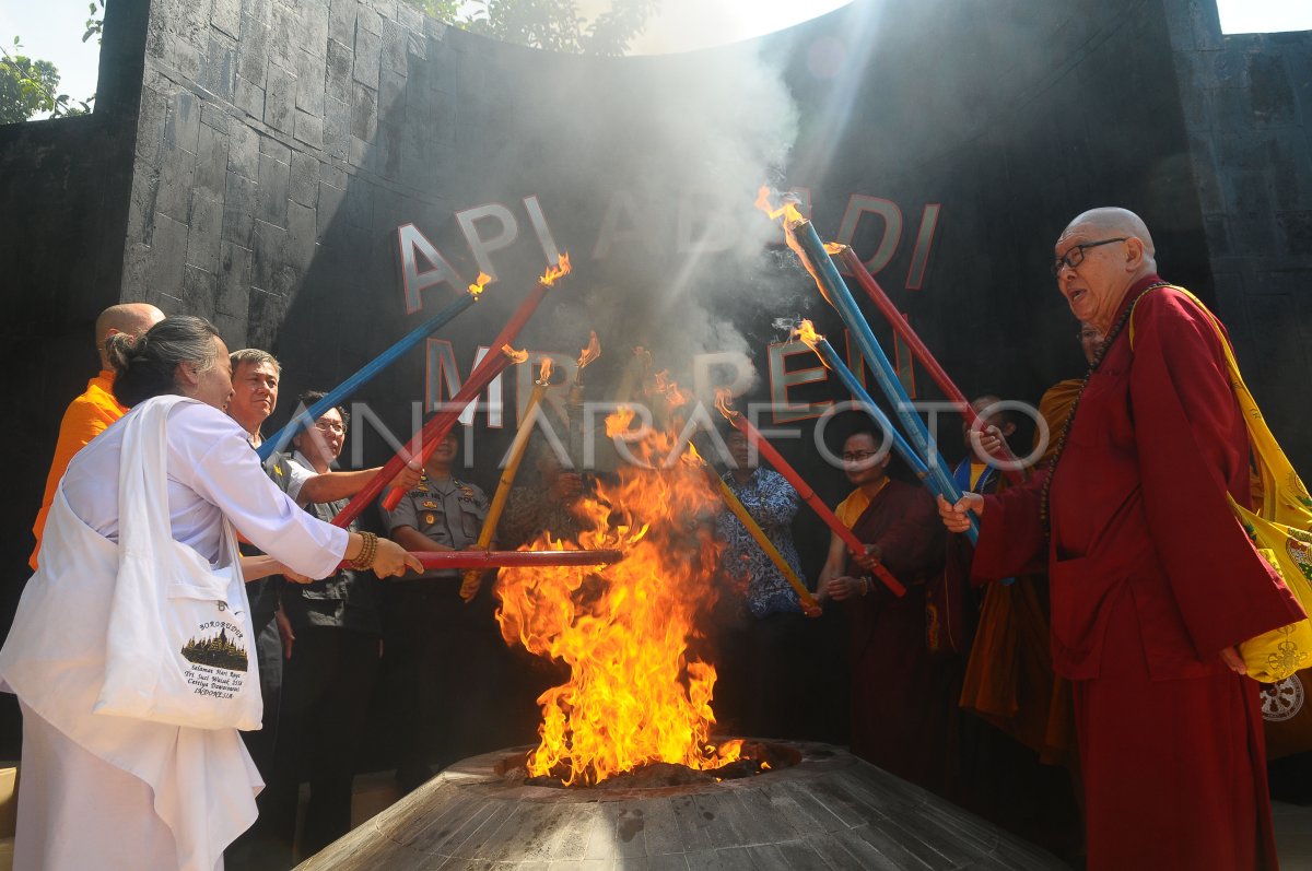 PENGAMBILAN API DHARMA WAISAK ANTARA Foto