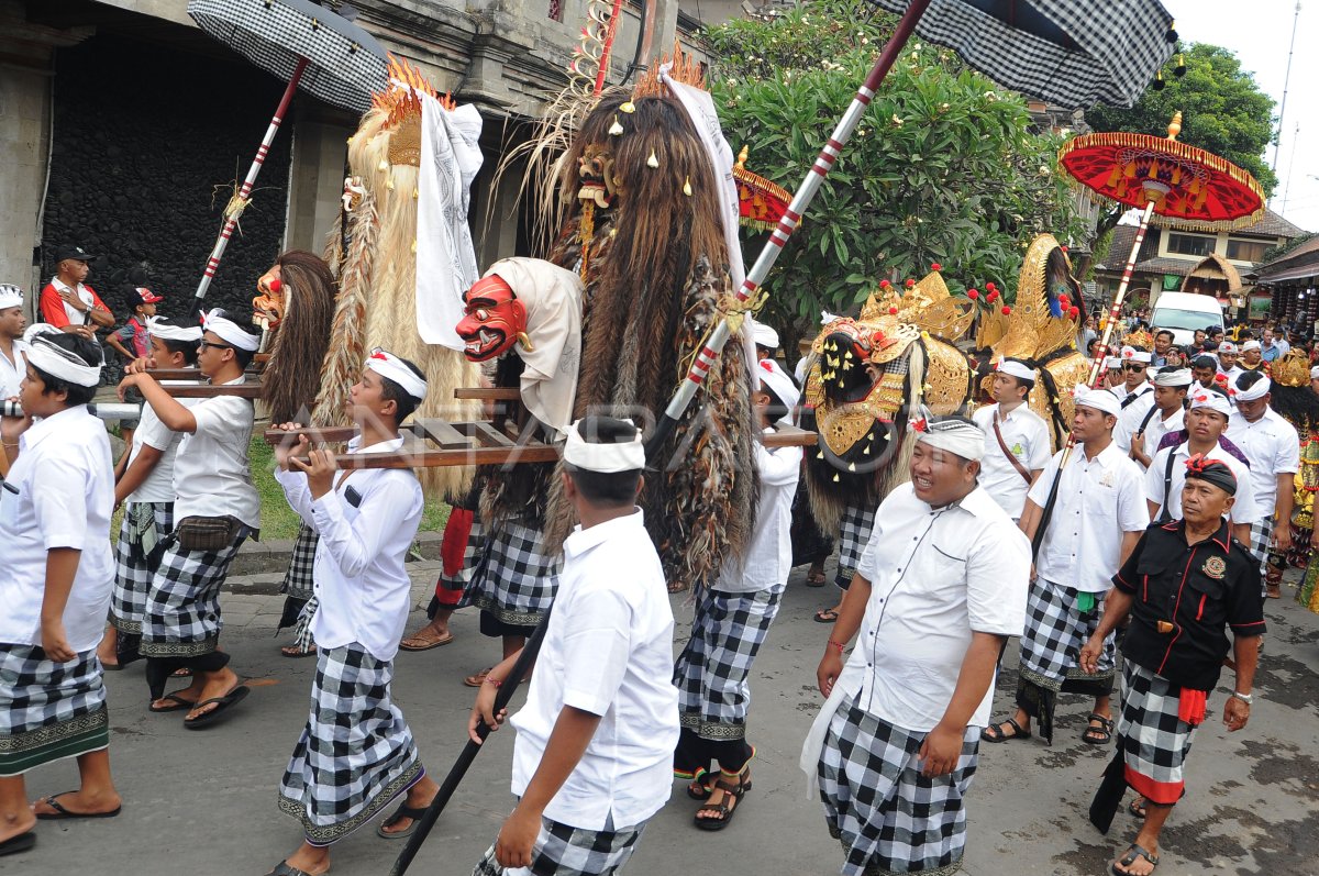 Parade Ngelawang Pesta Kesenian Bali Antara Foto