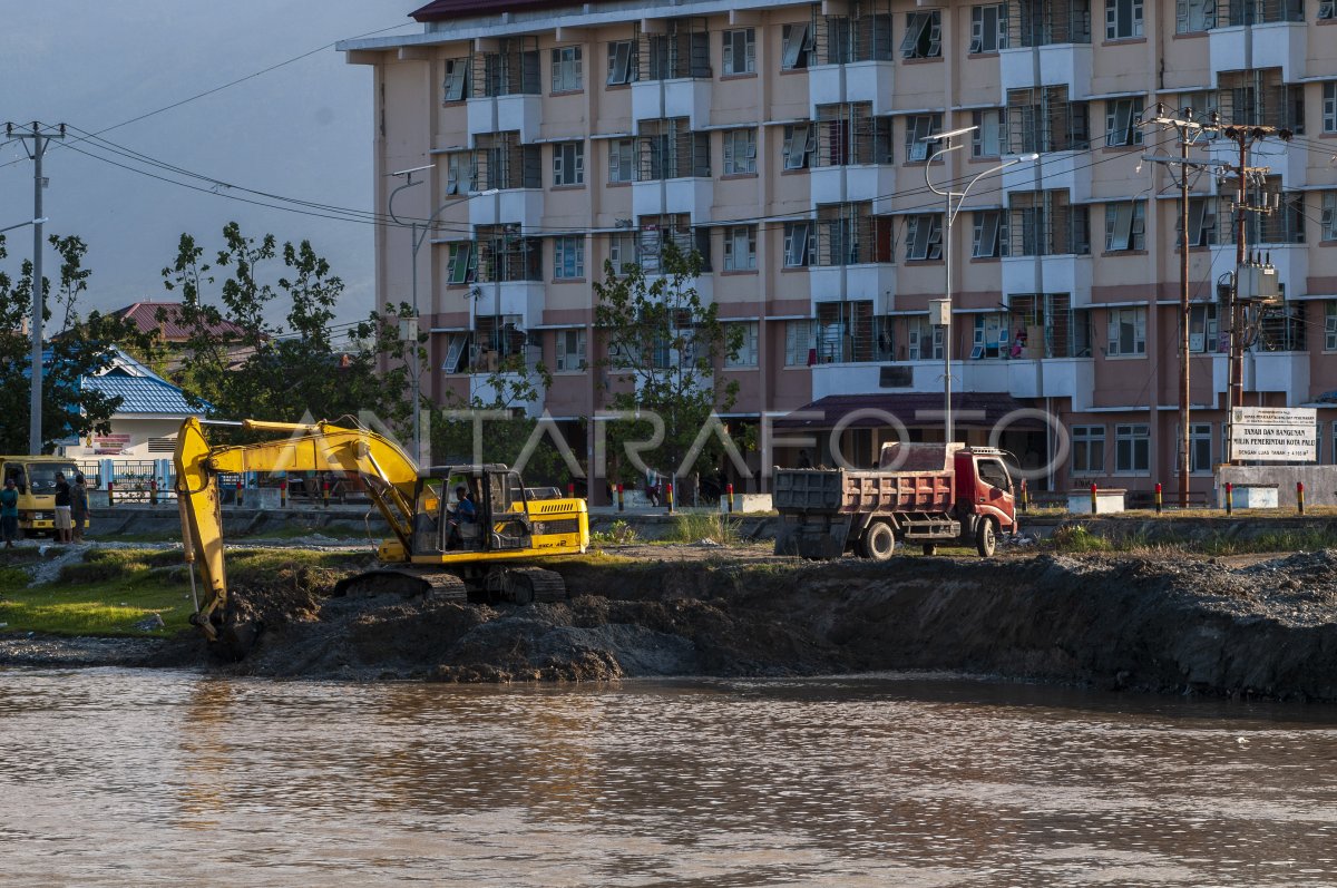 Pengerukan Sungai Palu Antara Foto