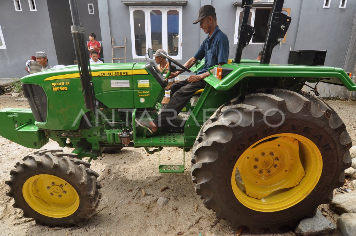 BANTUAN TRAKTOR UNTUK PETANI ANTARA Foto