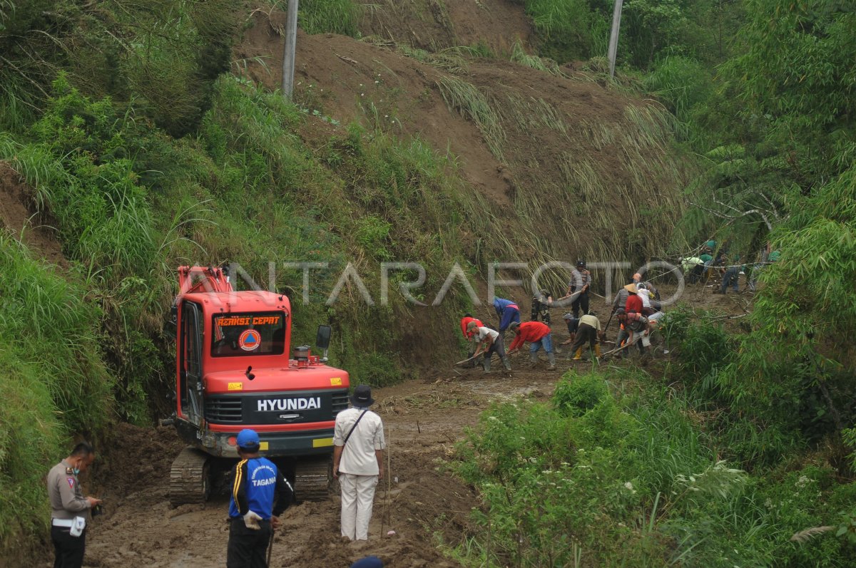 Tanah Longsor Di Lereng Gunung Merapi Antara Foto