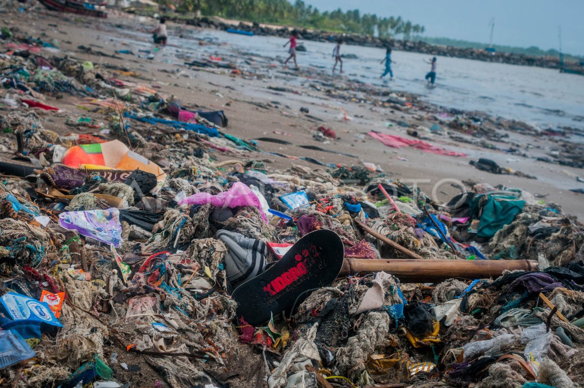 Sampah Menumpuk Di Pantai Pandeglang Antara Foto