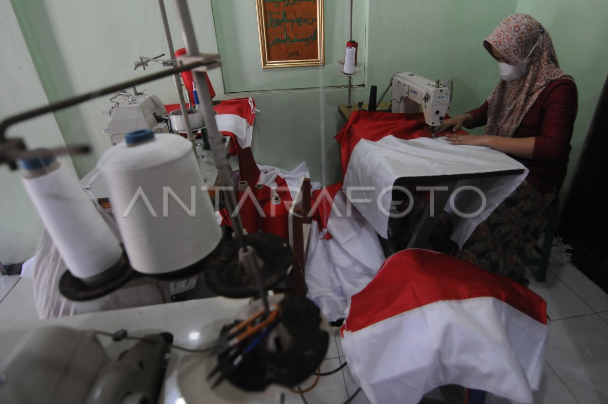 Industri Penjahit Bendera Merah Putih Antara Foto