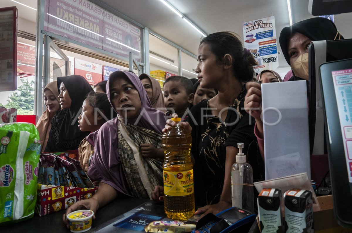 Antrean Pembelian Minyak Goreng Subsidi Antara Foto