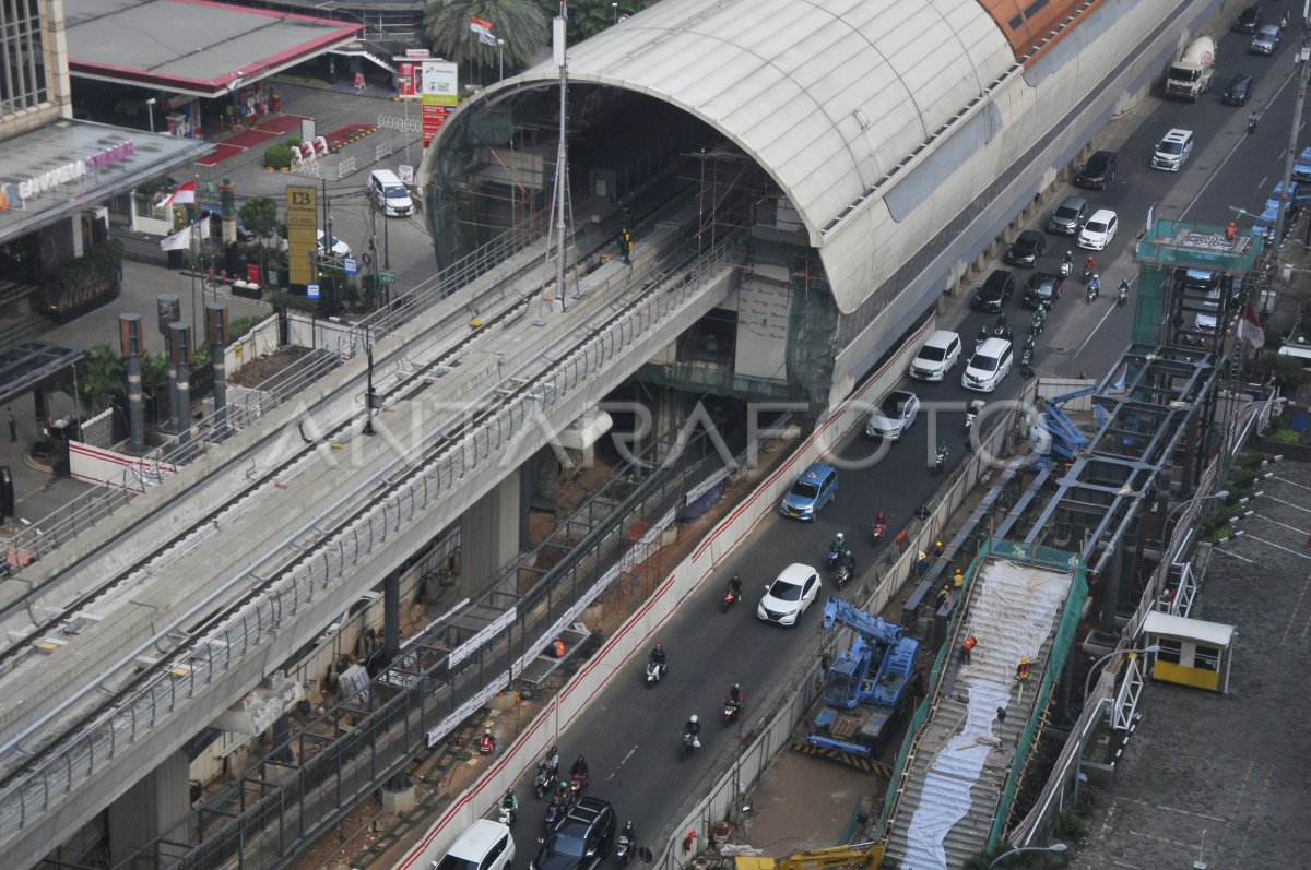 PERKEMBANGAN PEMBANGUNAN LRT JABODEBEK ANTARA Foto