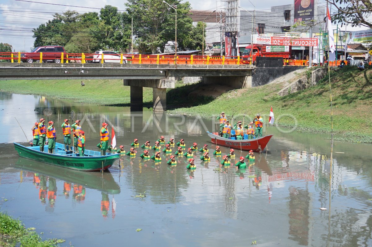 UPACARA KEMERDEKAAN DI TENGAH SUNGAI NGROWO ANTARA Foto