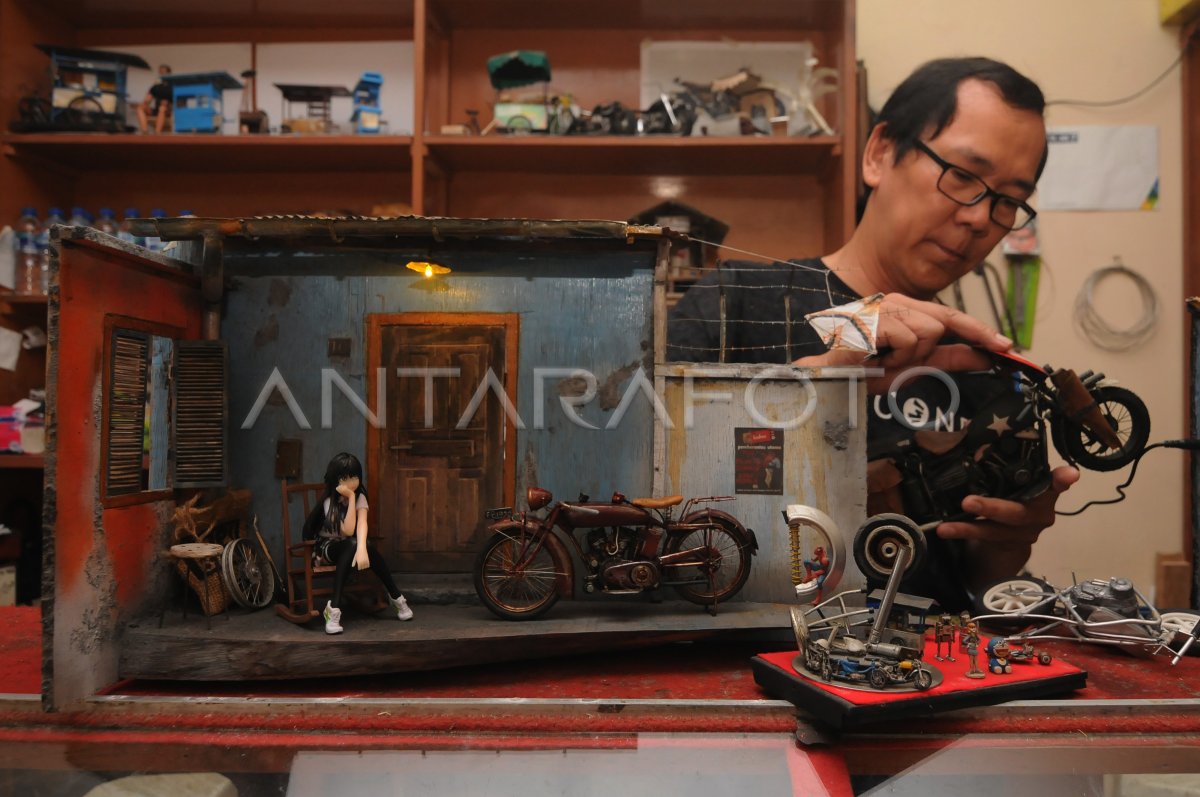 KERAJINAN MINIATUR MOTOR DAN DIORAMA ANTARA Foto