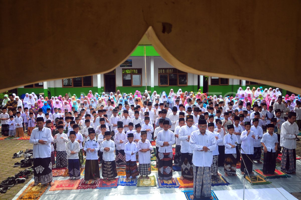 SHALAT GHAIB UNTUK KORBAN GEMPA CIANJUR ANTARA Foto