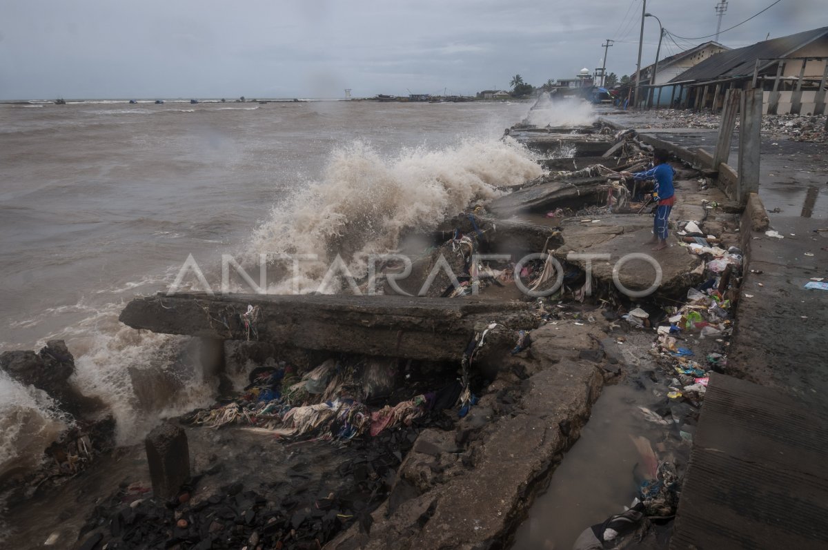 Dampak Gelombang Tinggi Perairan Selat Sunda Antara Foto