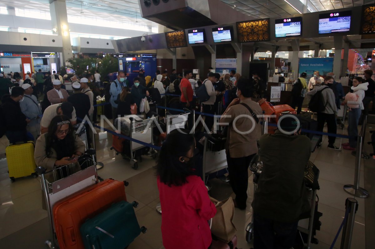 Puncak Perjalanan Liburan Tahun Baru Lewat Bandara Soetta Antara Foto