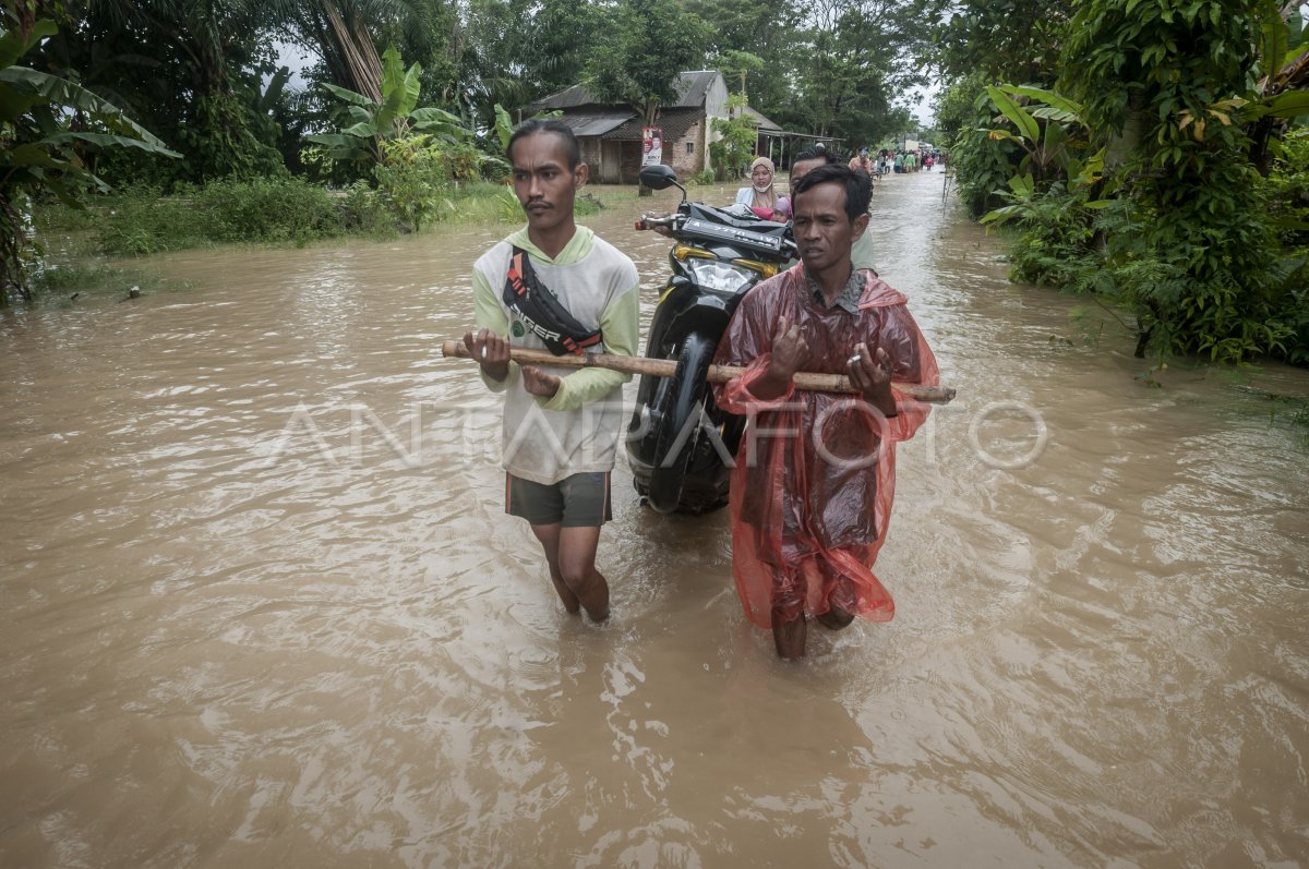 AKSES JALAN TERPUTUS BANJIR DI PANDEGLANG ANTARA Foto