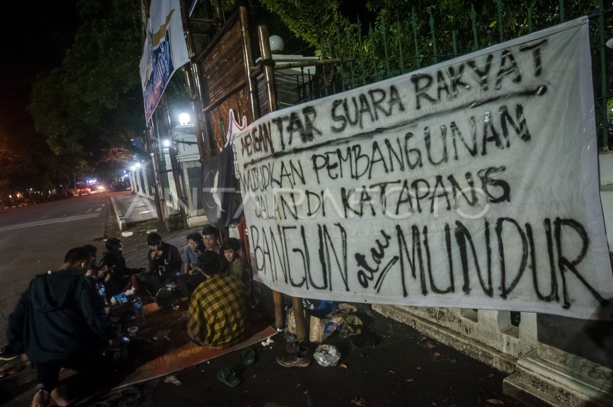 Aksi Menginap Di Depan Kantor Bupati Lebak Antara Foto