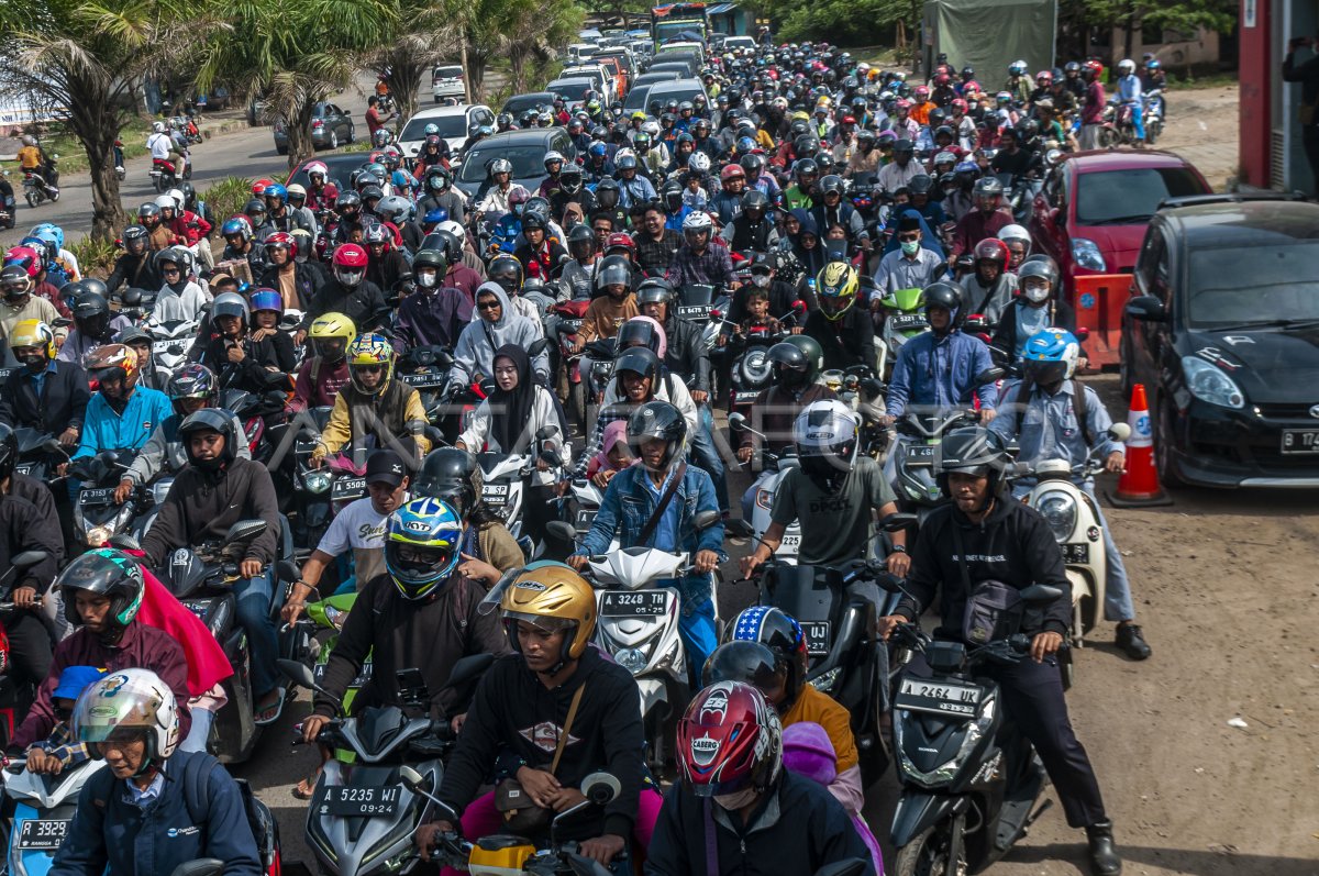 Buka Tutup Jalur Wisata Anyer Antara Foto