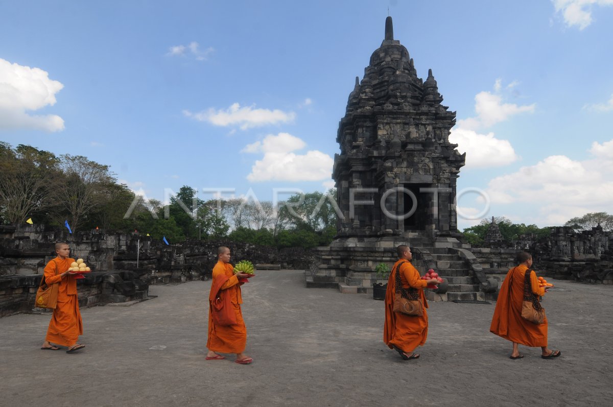 Persiapan Waisak Di Candi Sewu Antara Foto