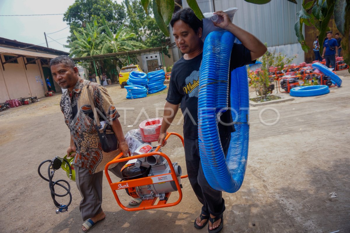 Pembagian Alat Bantu Konversi BBM Ke BBG Untuk Petani ANTARA Foto