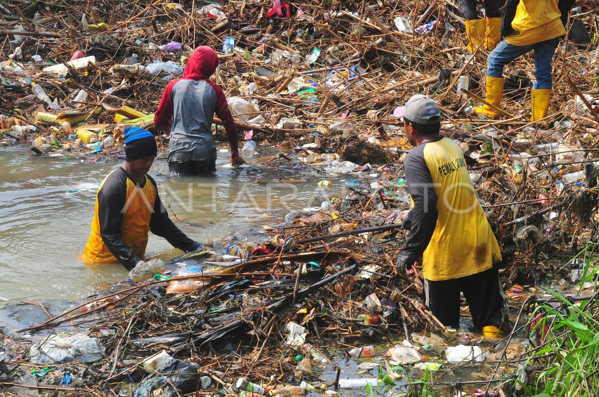 Aksi Membersihkan Sampah Di Sungai Antara Foto