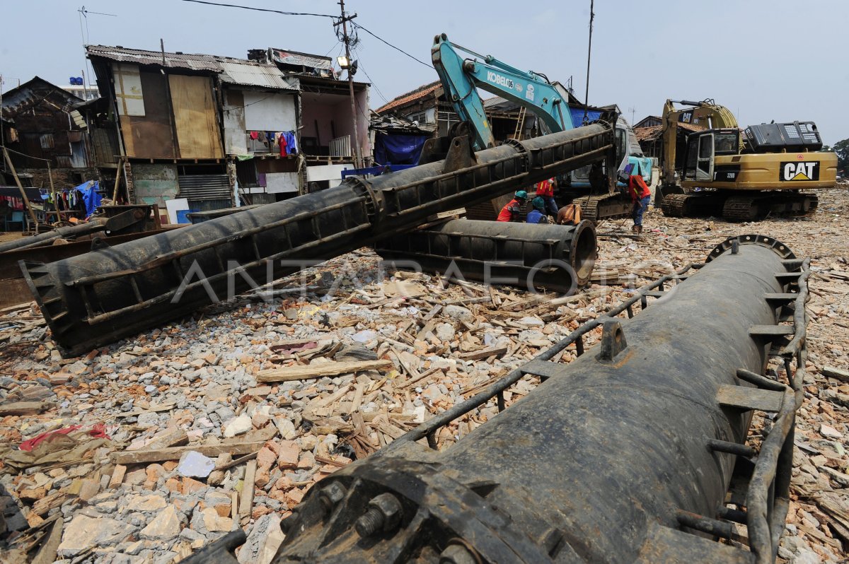 Pemasangan Turap Kampung Pulo Antara Foto