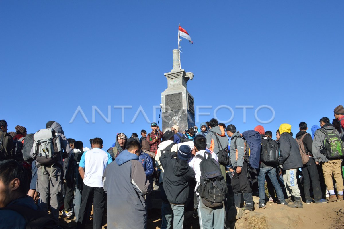 PENDAKI DI PUNCAK GUNUNG LAWU ANTARA Foto