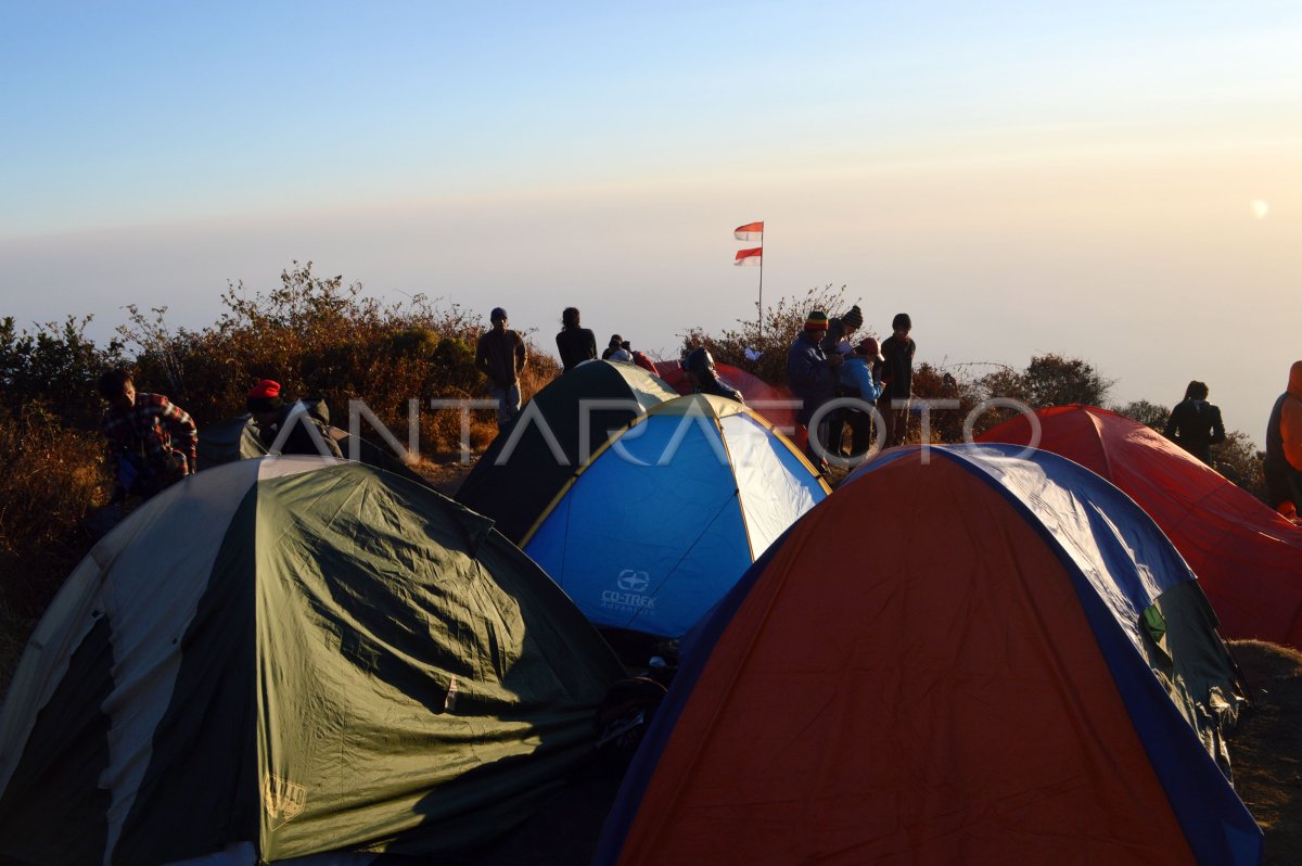 Pendaki Di Puncak Gunung Lawu Antara Foto