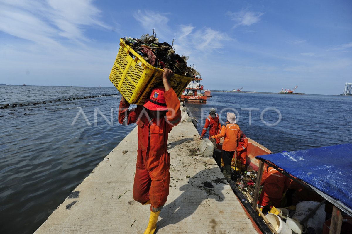 SAMPAH TELUK JAKARTA ANTARA Foto