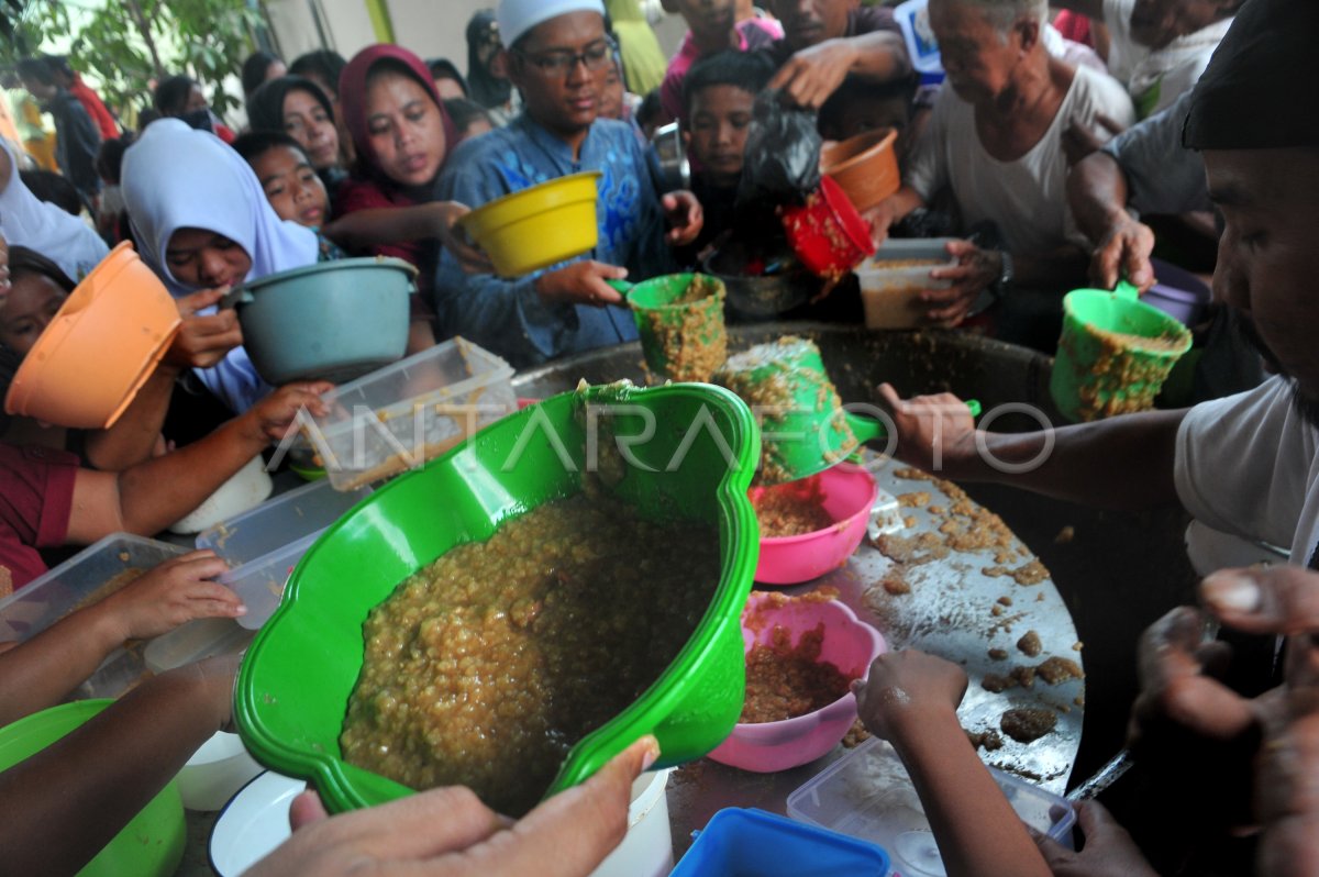 PEMBAGIAN BUBUR ASYURA PALEMBANG ANTARA Foto