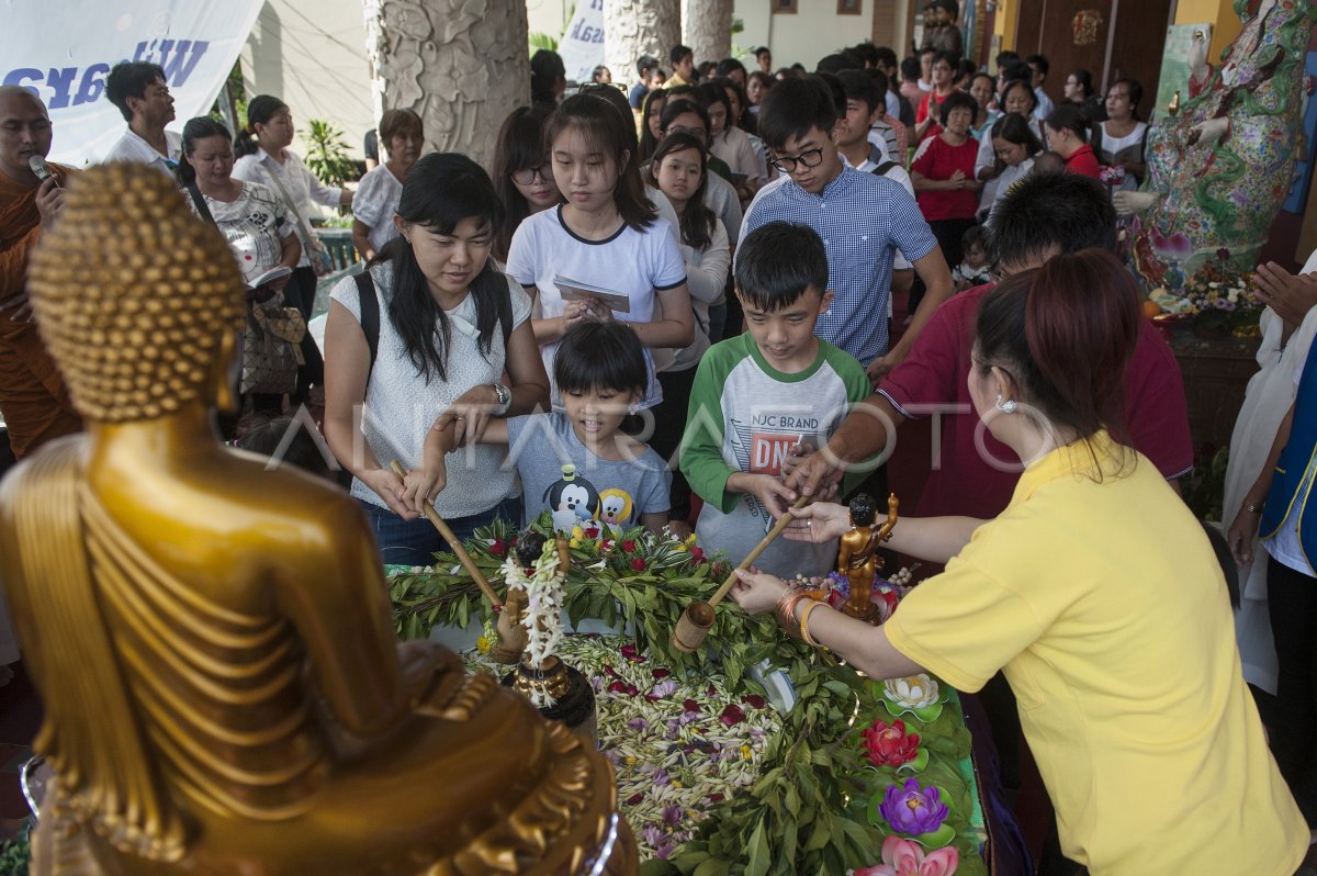 Kebaktian Waisak Di Bali Antara Foto