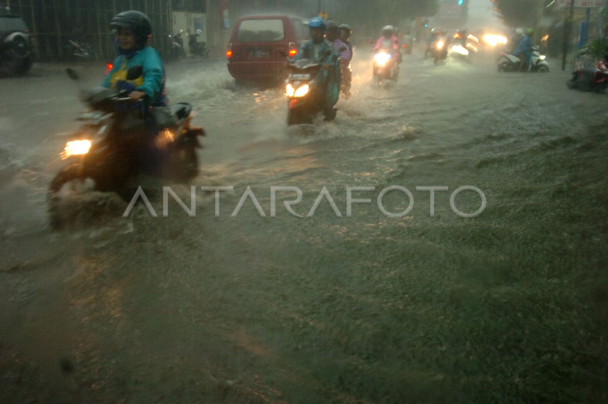 Banjir Jalur Tegal Purwokerto Antara Foto