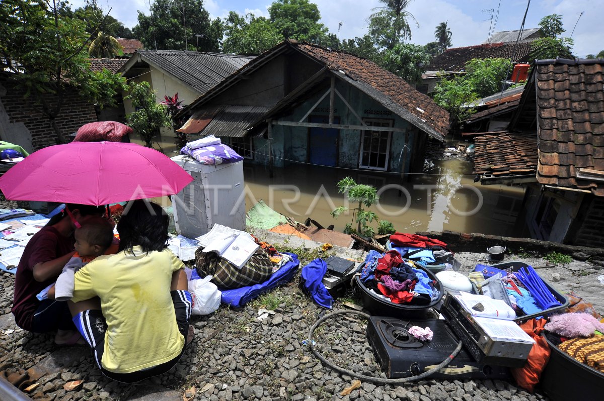 BANJIR LANDA PEMUKIMAN ANTARA Foto