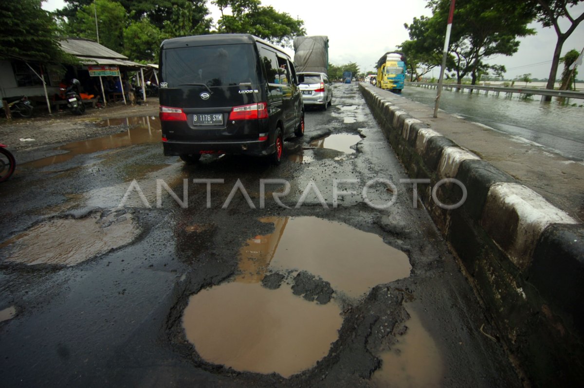 JALUR PANTURA RUSAK AKIBAT BANJIR ANTARA Foto