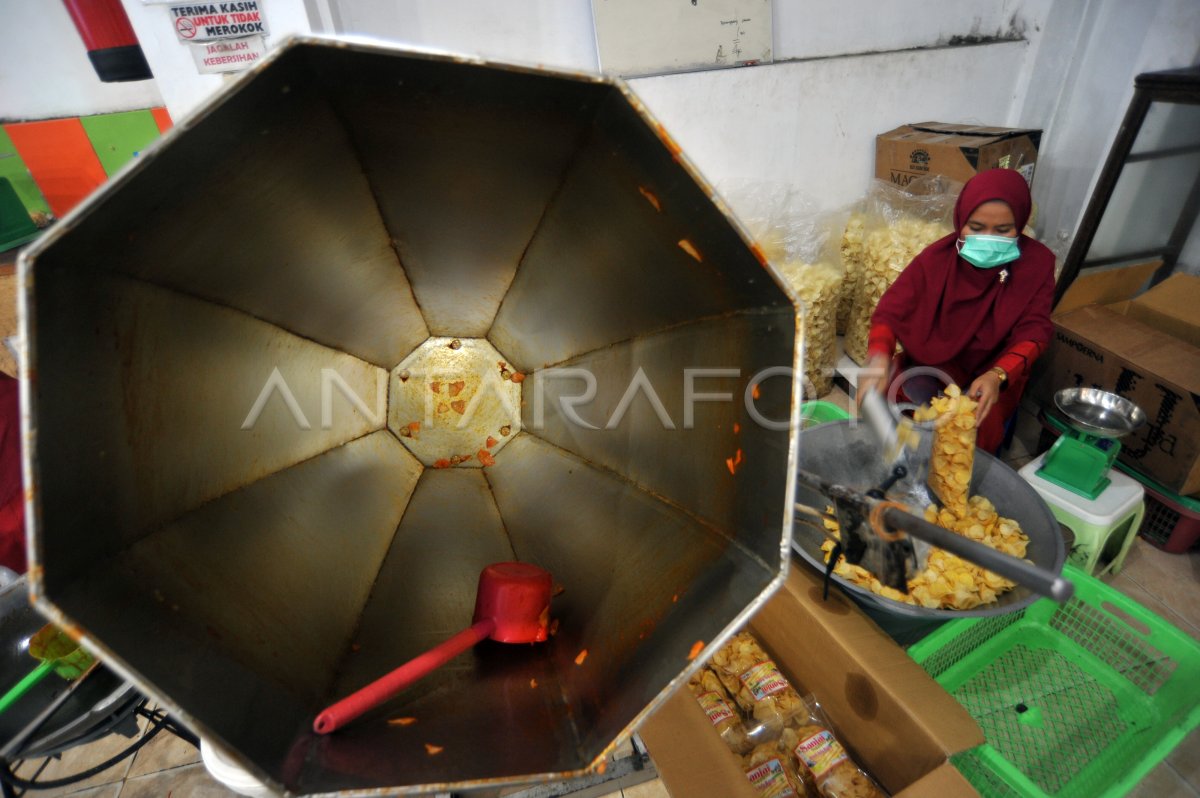 Pembuatan Kripik Sanjai Antara Foto