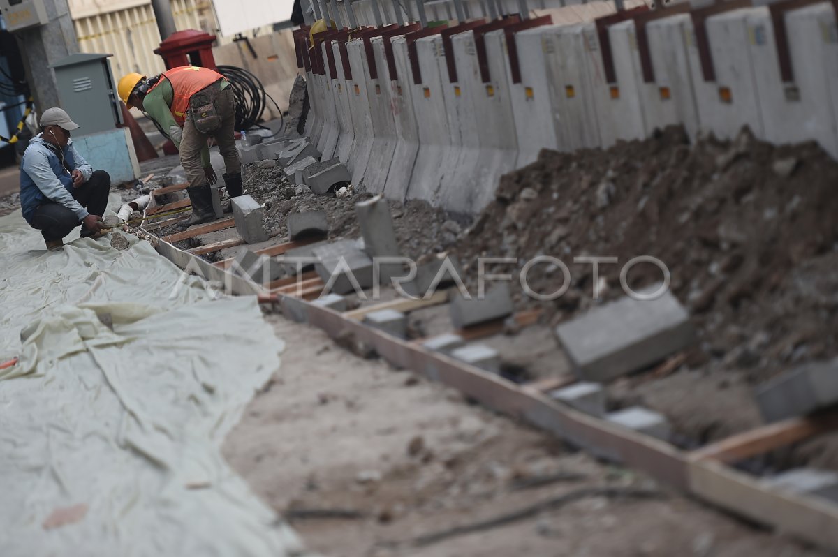 REVITALISASI TROTOAR DI JAKARTA ANTARA Foto