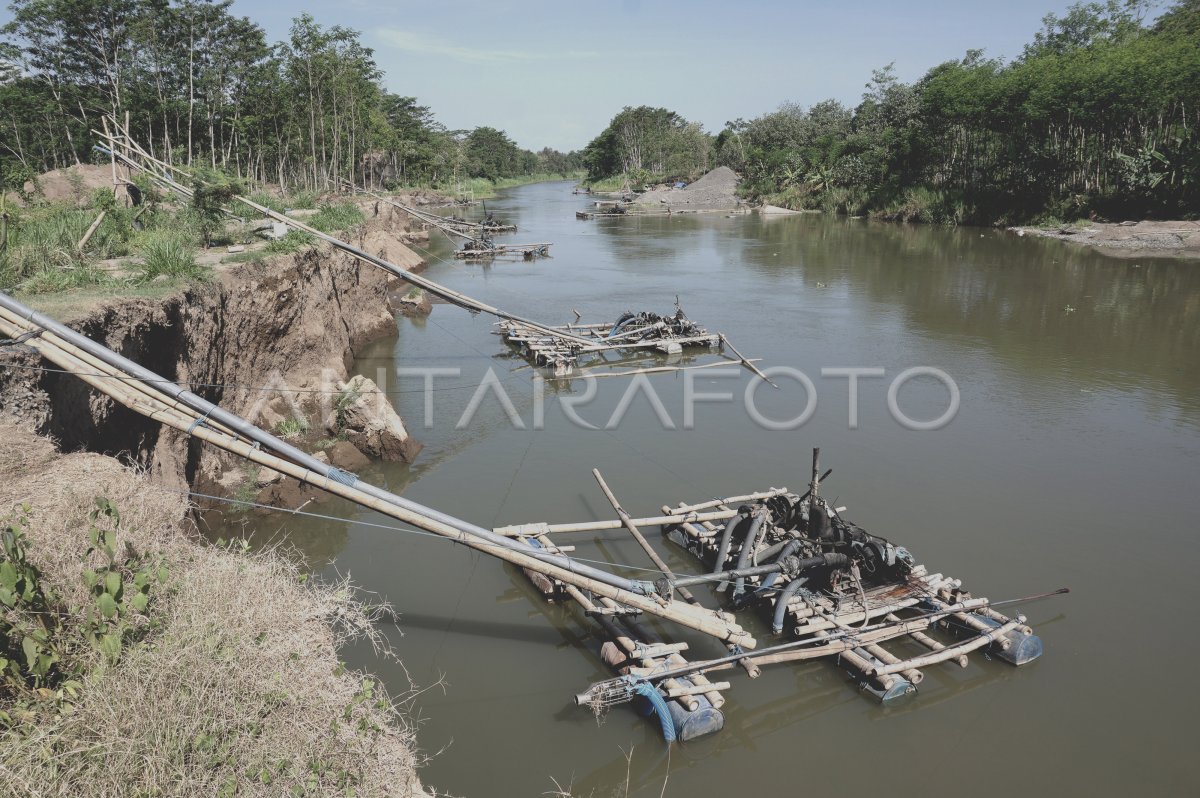 Penambangan Pasir Liar Sungai Brantas Antara Foto