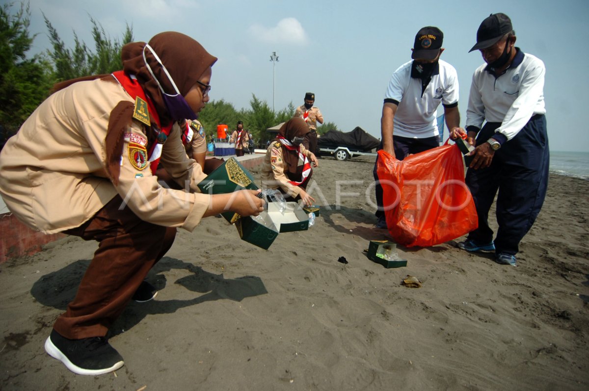 Aksi Bersih Sampah Pantai Utara Antara Foto