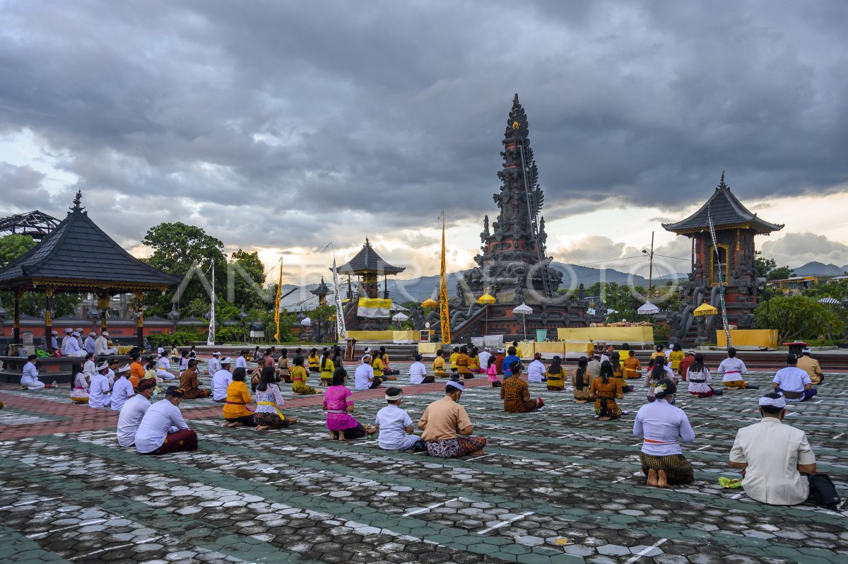 Pembatasan Sembahyang Hari Raya Kuningan Antara Foto